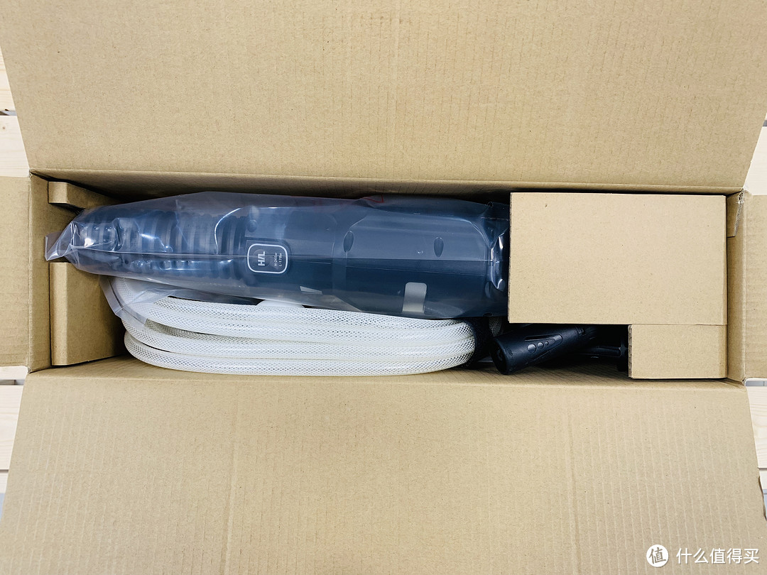 产品包装有序，内部用纸衬固定