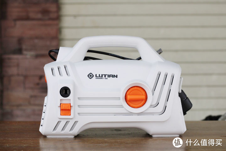 小伙子花了不到三百块买的洗车机,一开机看效果,网友:值了