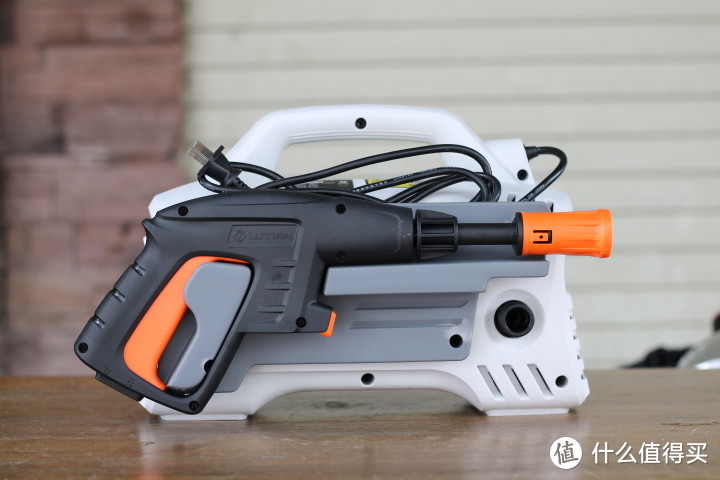 小伙子花了不到三百块买的洗车机,一开机看效果,网友:值了