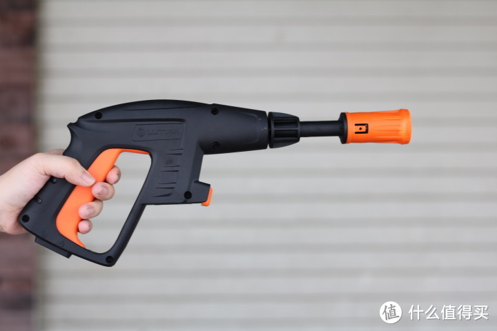 小伙子花了不到三百块买的洗车机,一开机看效果,网友:值了