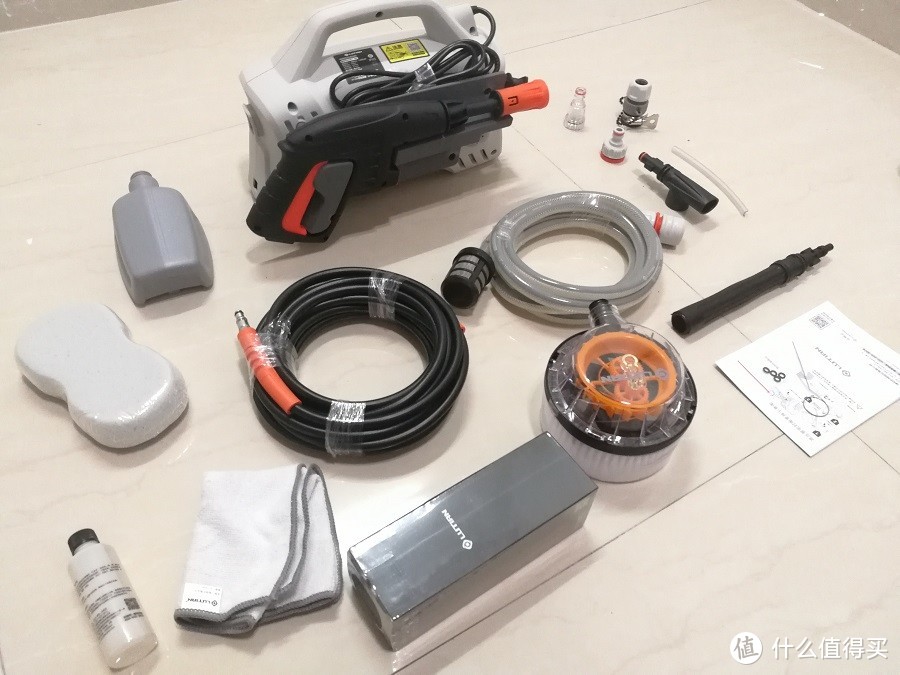 小伙子花了不到三百块买的洗车机,一开机看效果,网友:值了