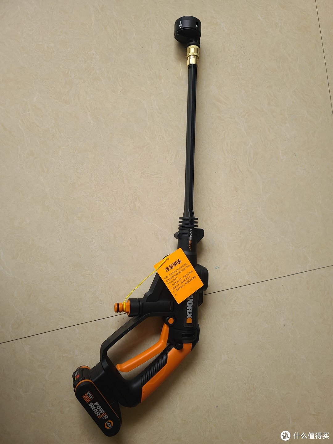 安装起来还是大概有70厘米多一点，感觉长了一点，以后打算入手一个短杆，长杆应该是为了减少洗车时水溅到身上，另外长杆可以伸到离操作者更远一点的地方工作！