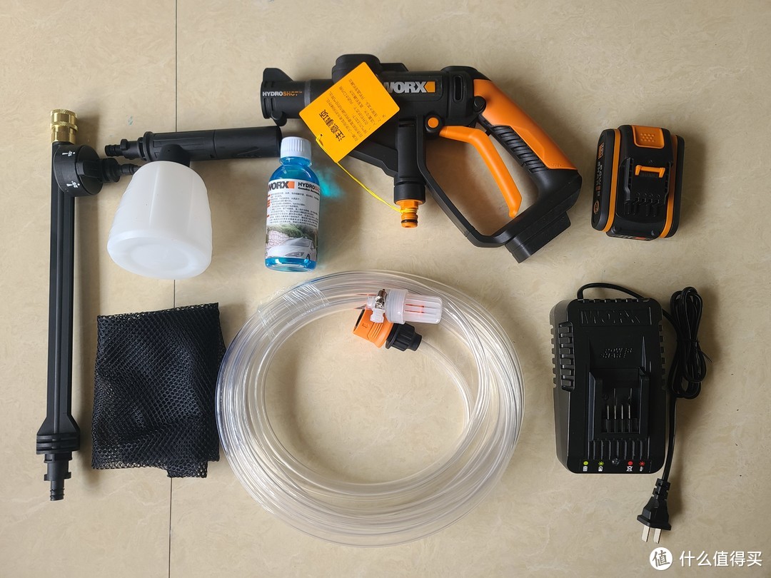 WG629E.4全部配件，电池是2.5的带电量显示！充电器充电速度也挺快的，来个进水管过滤器和洗车机接头的特写！哈哈！