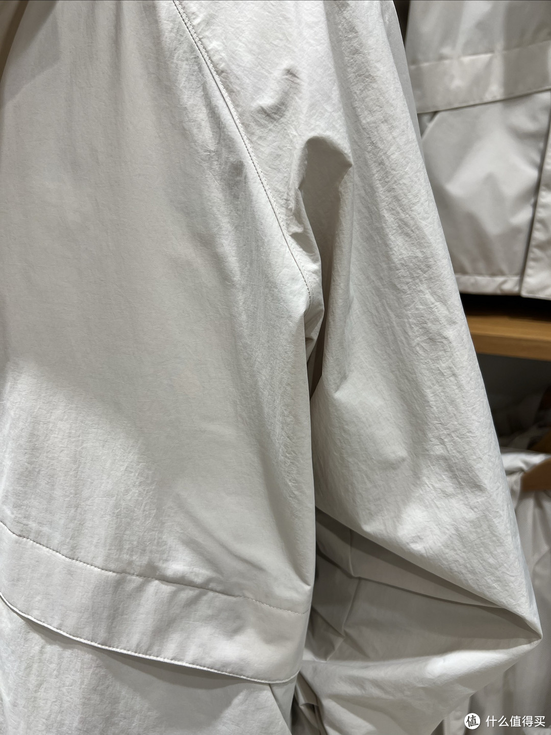 优衣库的防风立领茄克，户外连帽外套防泼水，男女同款哦！