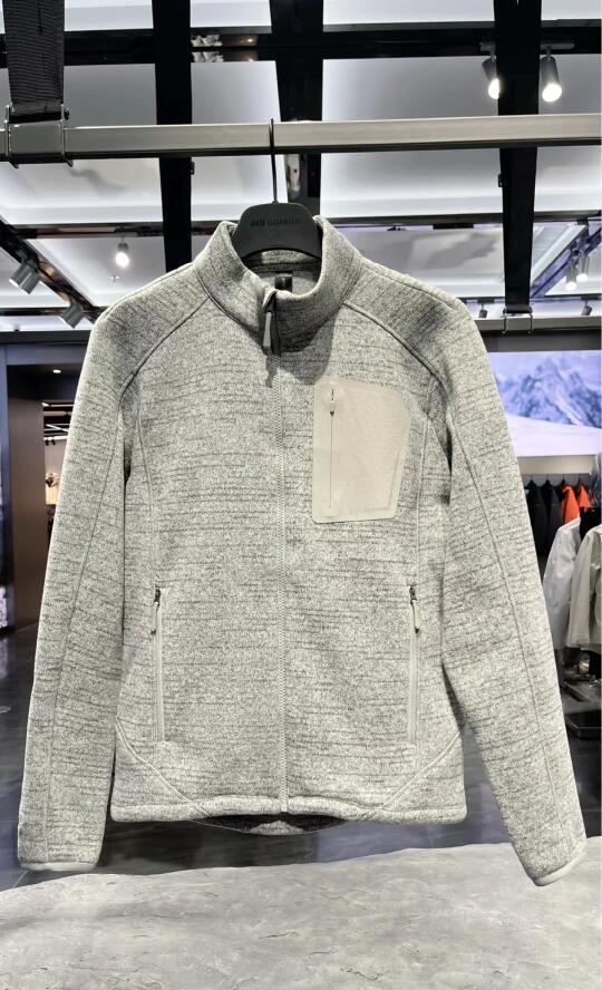 安踏Polartec抓绒衣：冬季保暖首选，高性价比之选