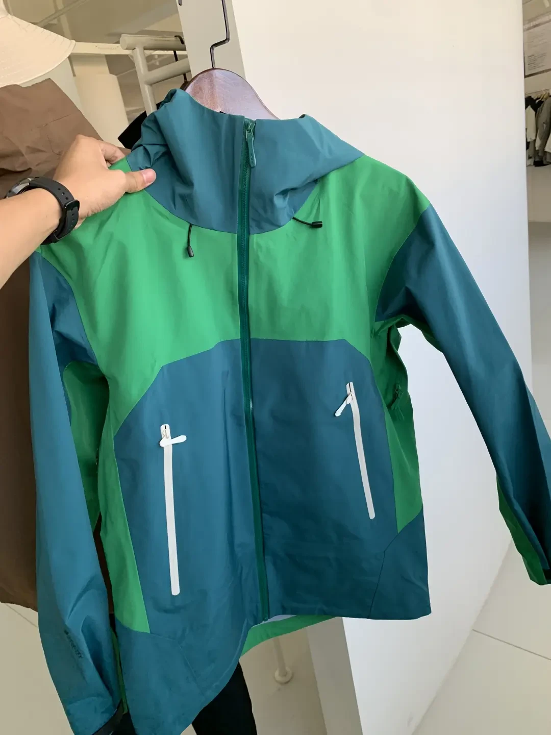 硬壳和软壳冲锋衣怎么选？看完这篇你就懂了！