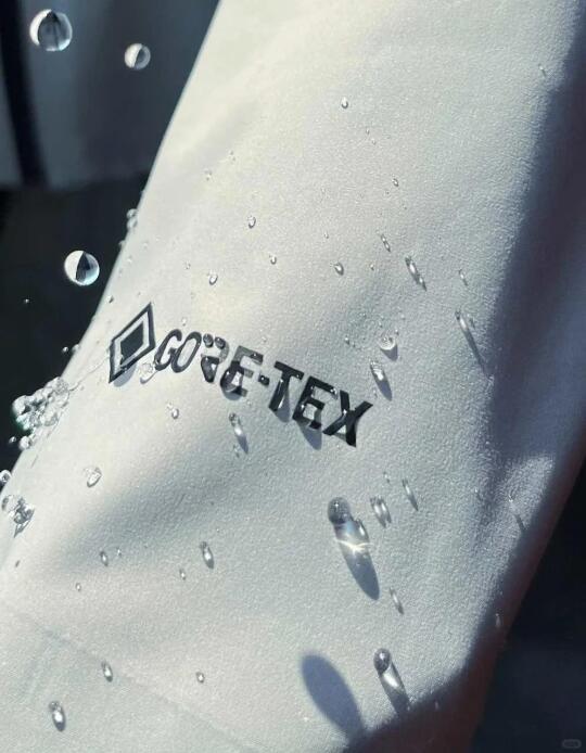 GORE-TEX对决：雨舞者与风暴巡洋舰的全方位分析