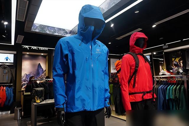 冲锋衣国内外流行差异分析：时尚风潮背后的消费心理与市场需求